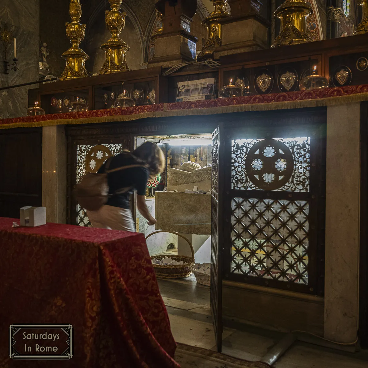 Santa Maria Sopra Minerva - Placing Prayers