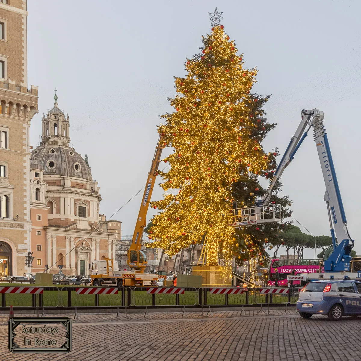 Italian Christmas Movie - Building The Xmas Tree In Rome